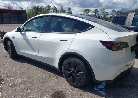 2024 Tesla Model Y Long Range Dual Motor All-Wheel Drive/Rwd z USA, uszkodzony, nr VIN 7SAYGDED0RF207913